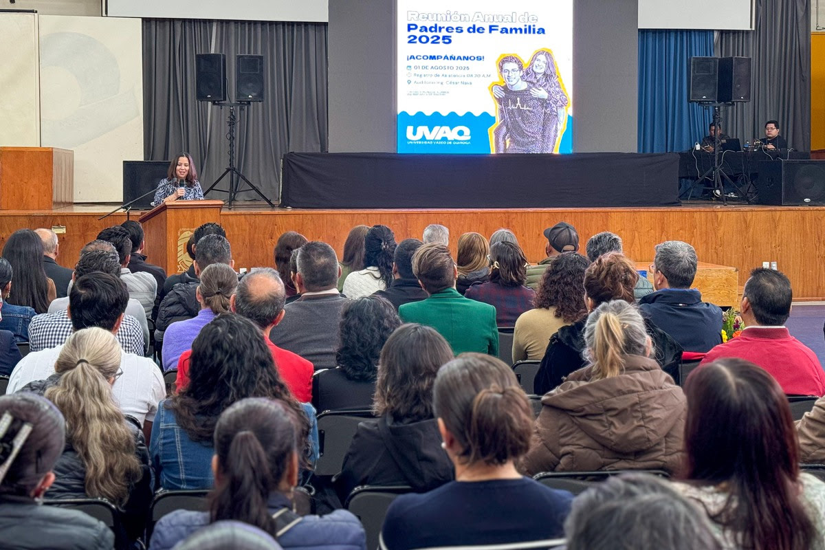 Padres de familia acompañan a universitarios en el arranque del ciclo