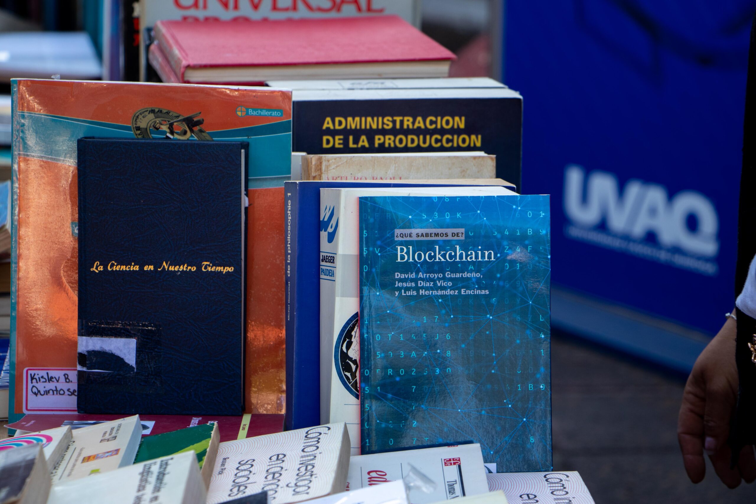 Adoptan libros para promover la lectura